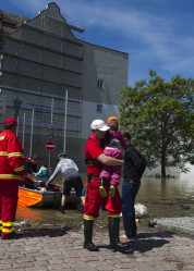 DLRG-Einsatzkräfte beim Hochwassereinsatz 2013 in Meißen